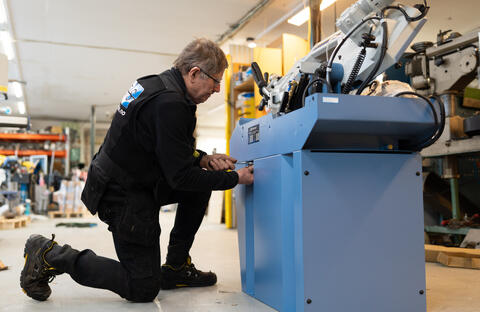 Servicetekniker Atle Hammer klargjorde maskinen.